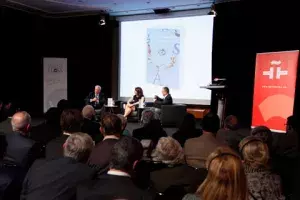 Los participantes dialogan en la sede central sobre «La civilización del espectáculo»