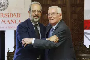 Saludo tras la firma del convenio