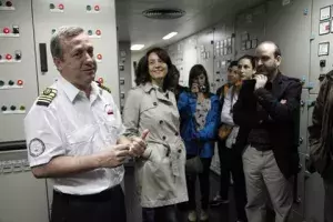 El personal de la Unidad de Tecnología Marina del CSIC recorrió las dependencias del buque con los asistentes a la visita