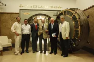Los asistentes a la presentación de «Cartas desde el exilio (1962-1964)», de Dionisio Ridruejo, posan frente a la Caja de las Letras