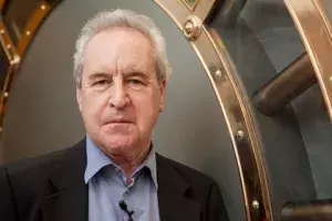 John Banville posa en la Caja de las Letras