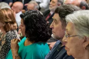 Entre los invitados