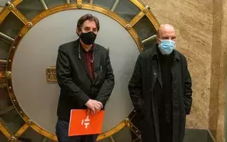 El director del Cervantes, Luis García Montero, y el poeta Raúl Zurita posan delante de la Caja de las Letras