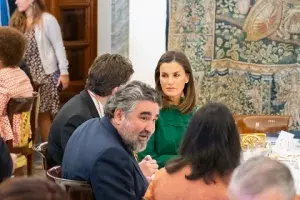 La reina Letizia conversa con Luis García Montero