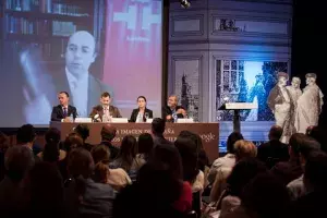 En la pantalla grande de la imagen, Julio Crespo, director del Instituto Cervantes de Londres
