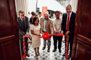 Cortando la cinta inaugural