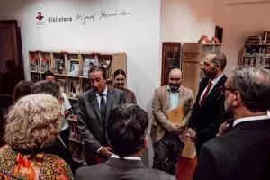 Charlando en la Biblioteca Miguel Hernández