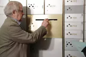 Ian Gibson, introduciendo cartas en el «Buzón machadiano»