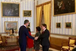 El Rey recibe el saludo del director del Instituto Cervantes