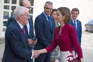 La Reina Letizia saluda al director del Instituto Cervantes