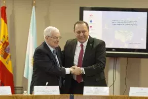 Sellan con un abrazo la rúbrica del convenio