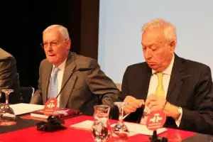 el ministro de Asuntos Exteriores, García Margallo, junto al director del Cervantes, Víctor García de la Concha