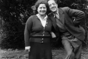 Arturo e Ilsa Barea en el jardín de su casa de Faringdon