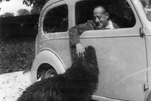 Arturo Barea con su perro