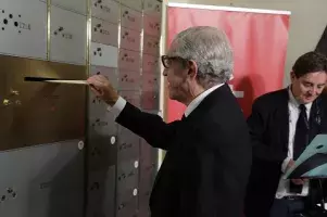 Braulio Medel, introduciendo cartas en el «Buzón machadiano»