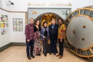 Foto de familia delante de la puerta de la Caja de las Letras