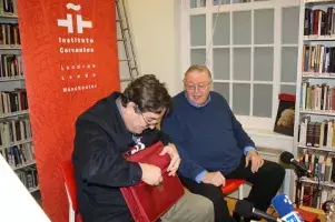 El libro de Paul Preston viajará a Madrid en un maletín rojo custodiado por Luis García Monter