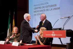 El director del Instituto Cervantes y el rector de la UNAM se saludan amistosamente