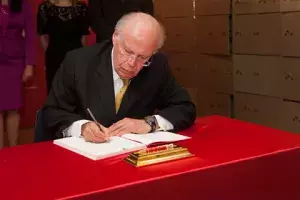 El rector de la UNAM, José Narros Robles, firma en el Libro de Honor
