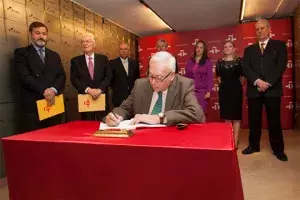 El ministro de Asuntos Exteriores español, José Manuel García-Margallo, firma en el Libro de Honor