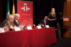Alicia Mayer se dirige a las personalidades de la mesa durante la inauguración