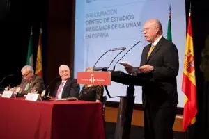 El rector de la UNAM, José Narros, durante su intervención