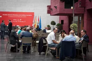 Los directores conversan entre ellos