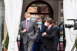 Luis García Montero hablando con el Rey