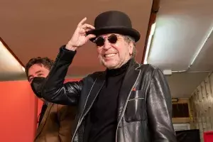 Joaquín Sabina sonríe tras colocarse el bombín inglés