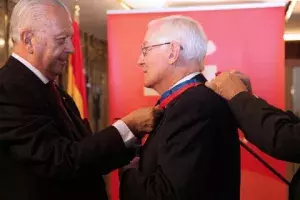El director del Instituto Cervantes recibe de manos del embajador de Chile en España la Orden de Bernardo O`Higgins