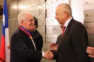 Dándose la mano