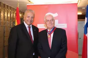 El director del Instituto Cervantes tras recibir de manos del embajador de Chile en España la Orden de Bernardo O`Higgins