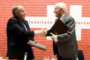 El director del Cervantes y el rector de la Menéndez Pelayo