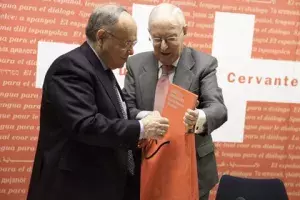 Víctor García de la Concha obsequia a César Nombela