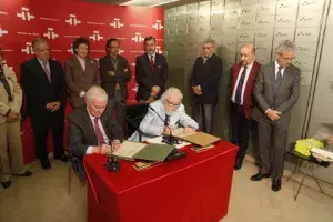 Firmando los diplomas que acreditan la entrega del legado