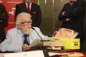 Fernando del Paso muestra un ejemplar de la primera edición mexicana