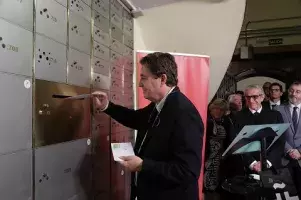 Luis García Montero, introduciendo cartas en el «Buzón machadiano»