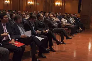 Autoridades y público asistente a la presentación del libro