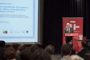Víctor García de la Concha dirigiéndose a los asistentes