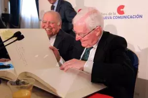 El director del Instituto Cervantes y el Secretario General Iberoamericano conversan tras finalizar el acto