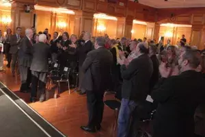 Enrique Loewe recibe el aplauso de los poetas y todos los asistentes al acto
