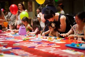 En el taller de letras creativas, los más pequeños han dado forma a su palaba favorita en español