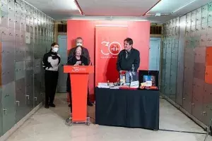 Hablando en la caja