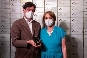 Cristina Cerezales Laforet, hija de Carmen Laforet, acompañada de su hermano