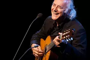 El cantautor Amancio Prada en un momento de su concierto