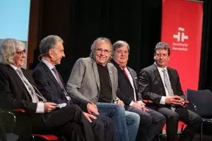 Joan Manuel Serrat, junto a cuatro de los músicos y humoristas argentinos