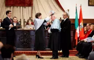 Víctor García de la Concha recibe el birrete de doctor de manos de María Ángeles Pérez López