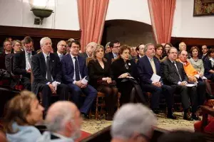 Primeras filas de autoridades presentes en la entrega