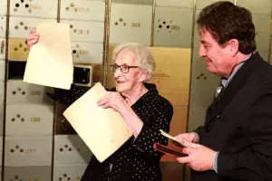 La poeta uruguaya Ida Vitale muestra el manuscrito