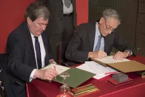 John H. Elliott firmando en el libro de honor